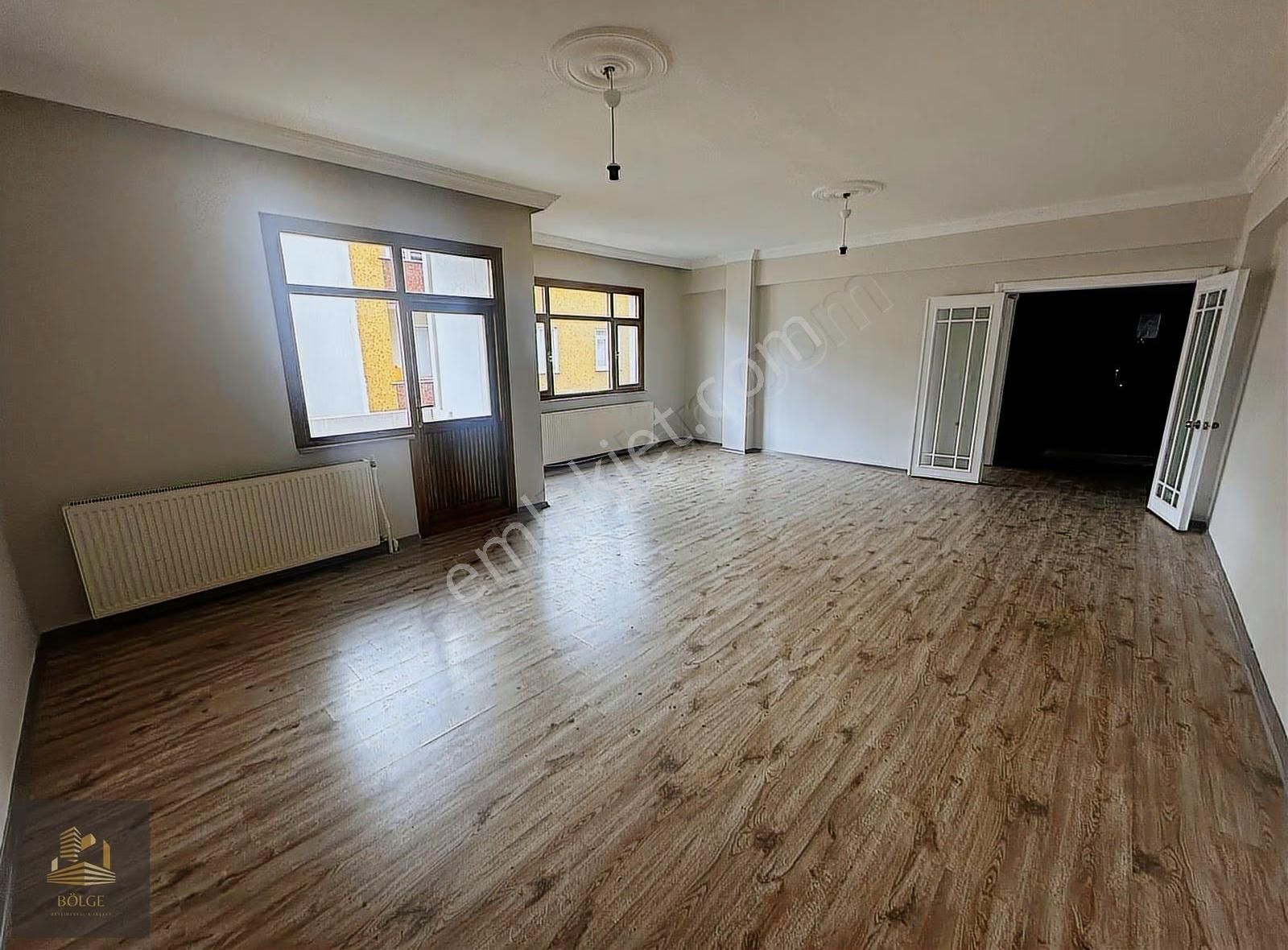 Bölge Emlak'tan Cadde Üzerinde Ara Kat 130 M2 Satılık 2+1 Daire