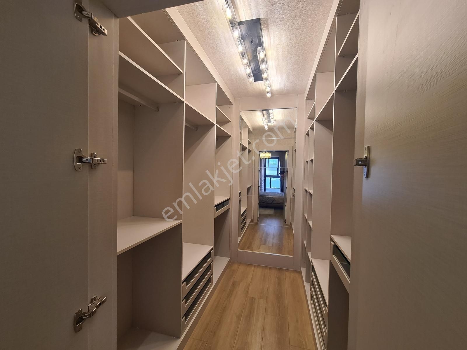 Harika Lokasyon'da Cadde Ve Park Cepheli Susuz'un Gözbebeği 4+1 - Görsel 16