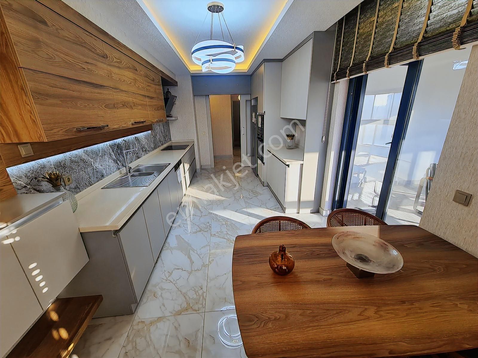 Harika Lokasyon'da Cadde Ve Park Cepheli Susuz'un Gözbebeği 4+1 - Görsel 4