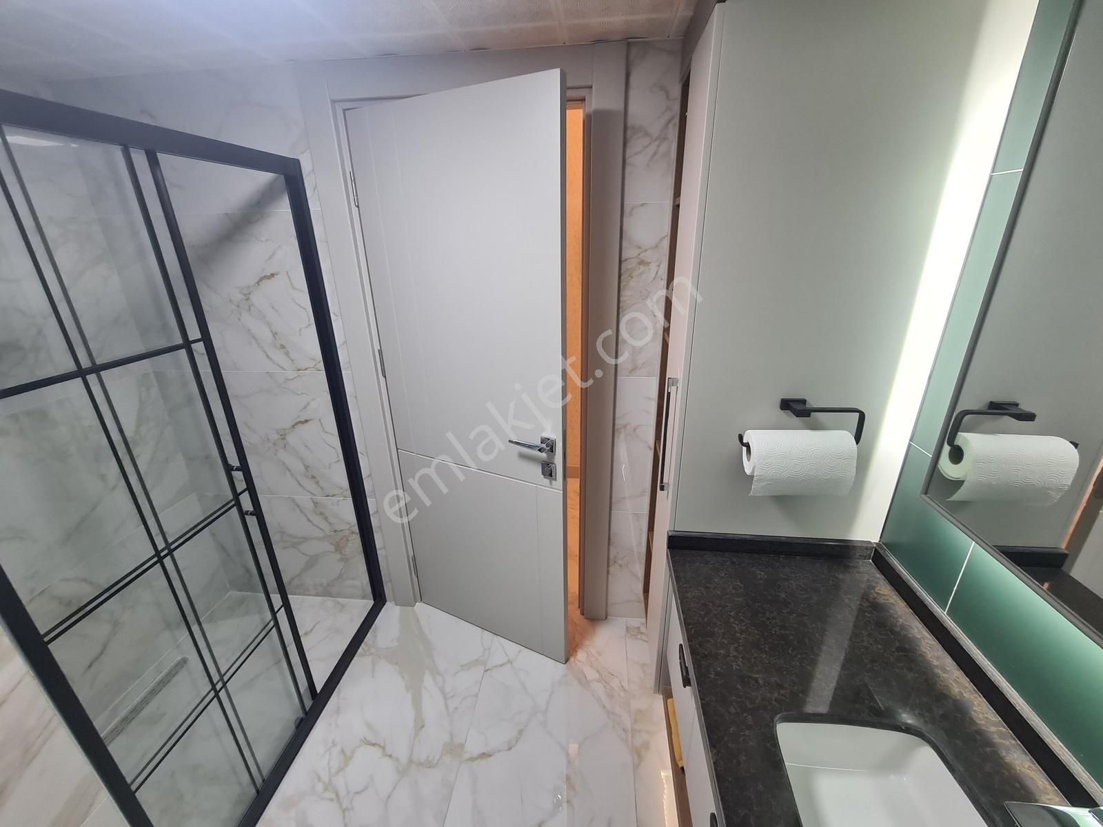 Harika Lokasyon'da Cadde Ve Park Cepheli Susuz'un Gözbebeği 4+1 - Görsel 33