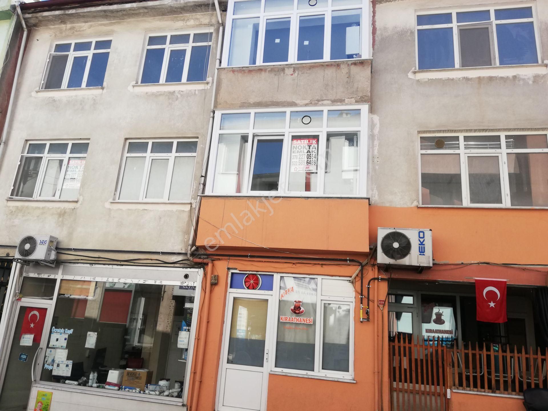 Kemer Köprü Mahallesinde Caddede Komple Bina