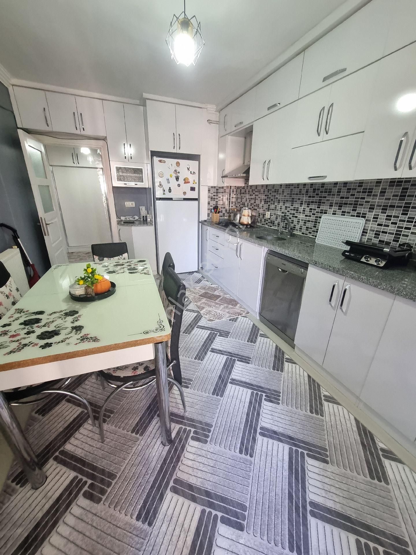 Cumhuriyet Mahallesinde Fenlisesine Yakın Ara Kat Site İçinde Daire Satılık - Görsel 3