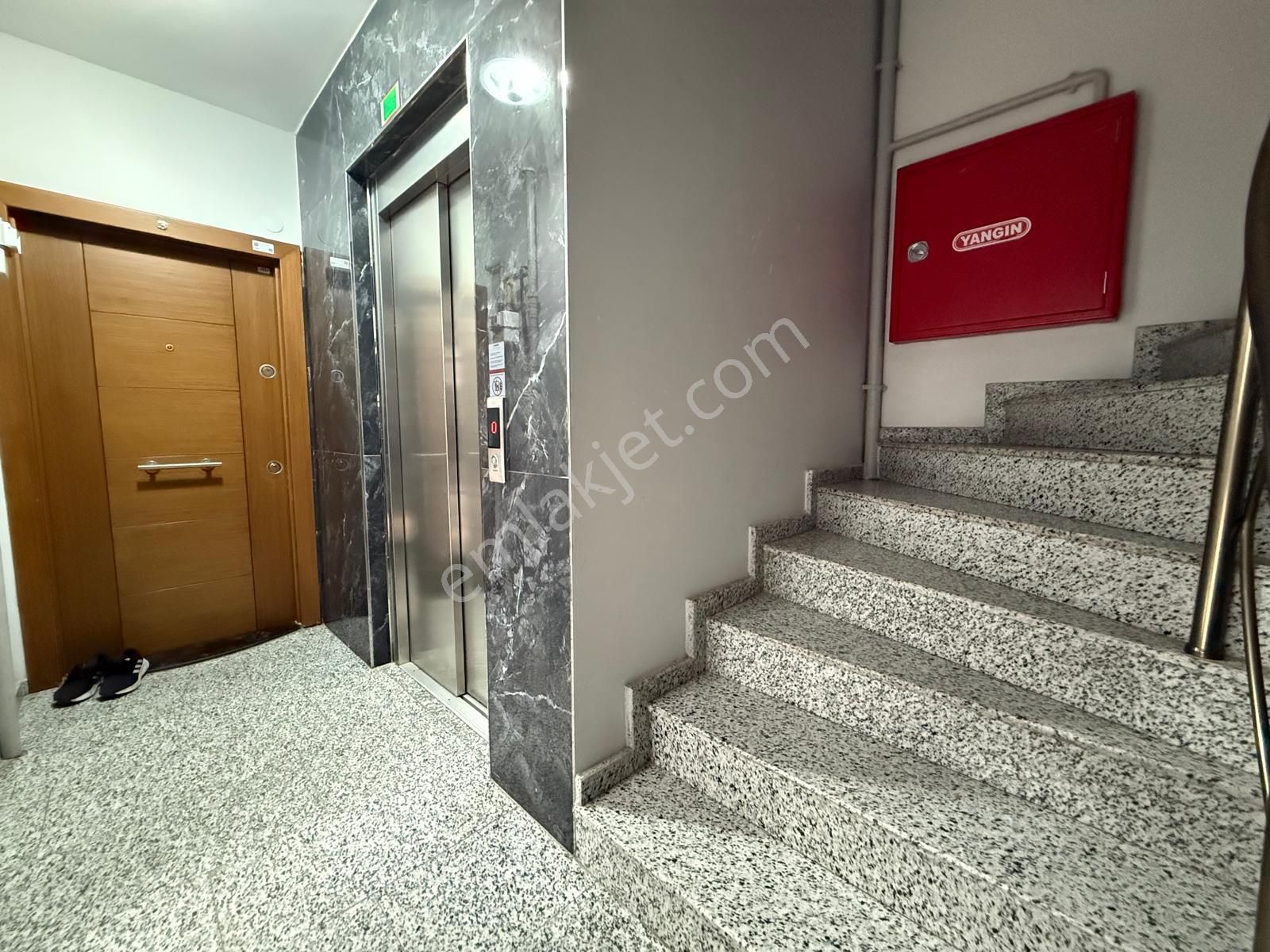 Bahçelievler Merkez'de 5 Yıllık Binada 3+2 Ön Cephe Dubleks - Görsel 23