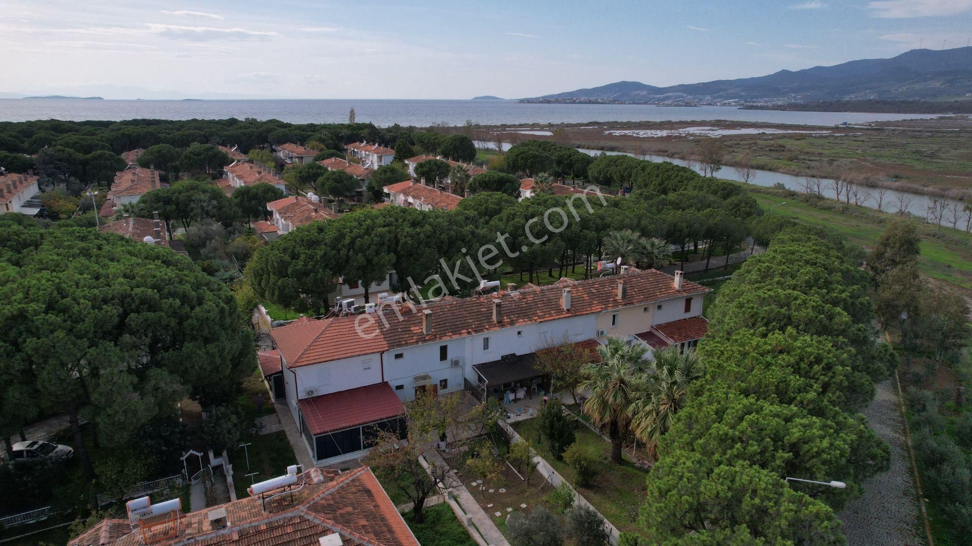 Egenin İncisi Çandarlı Tatil Köyünde Satılık Yazlık