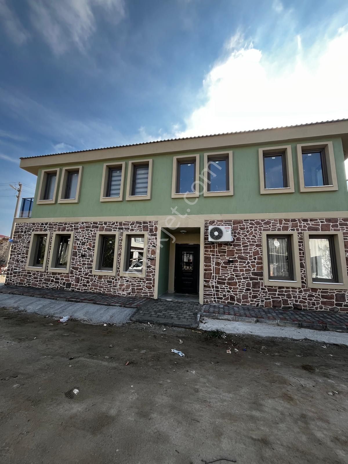 Altınovada 2 Katlı Binanın 1.katı 1+1 Daire