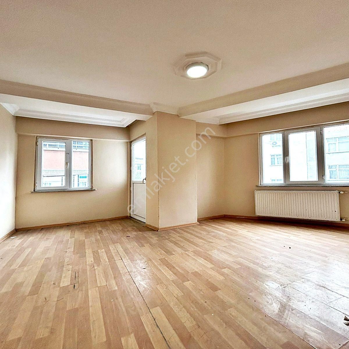 Esenyurt Meydana Komşu Merkezi Konumda 2+1 Ara Kat Satılık Daire