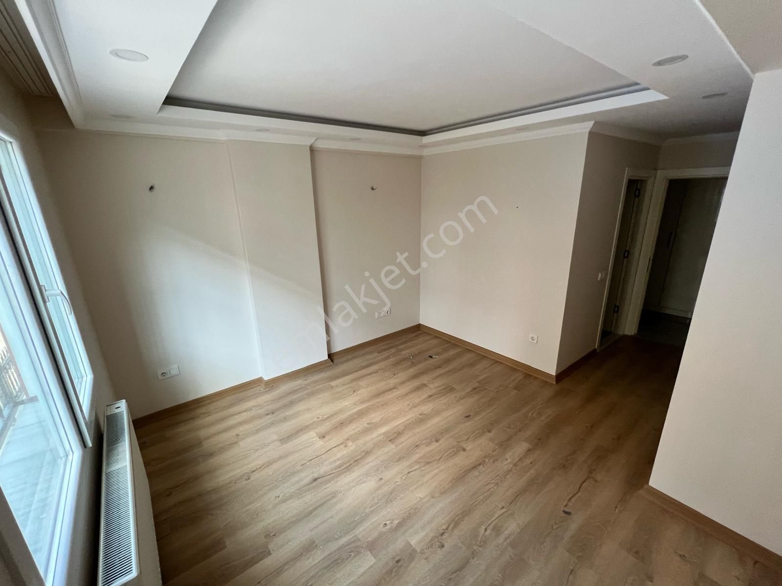 Bahçelievler Dr.refik Saydam Ortaokulu Yakını 3 Yıllık Binada Site İçinde 3+1 115 M2 Bahçe Katı