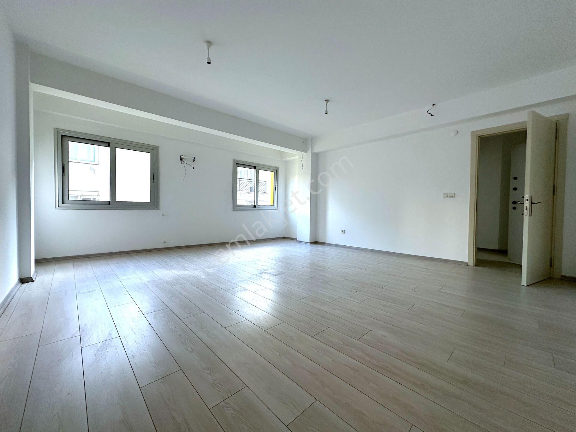 Bayraklı Plazalar Bölgesinde Komple Kiralık 4 Katlı Lüks Plaza - Görsel 23