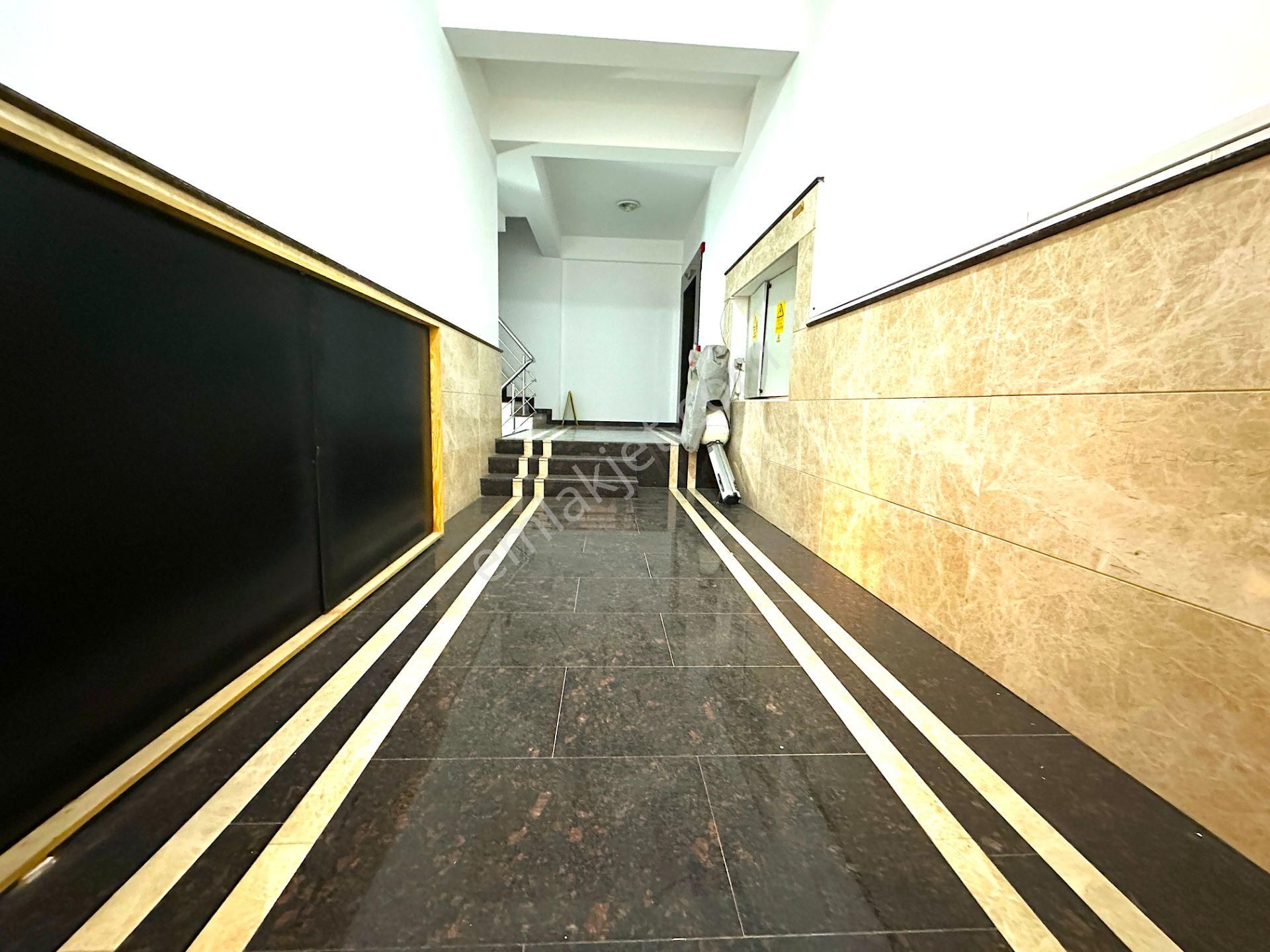 Bayraklı Plazalar Bölgesinde Komple Kiralık 4 Katlı Lüks Plaza - Görsel 27