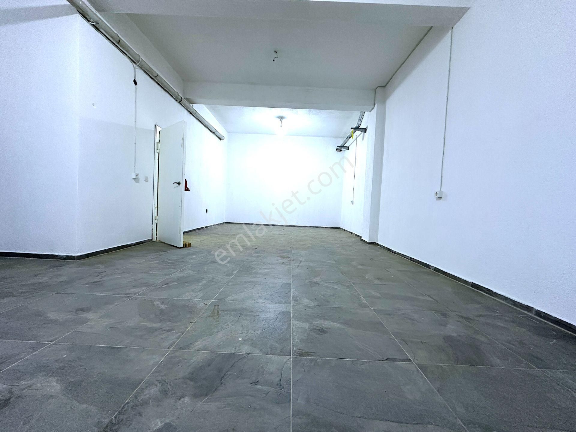 Bayraklı Plazalar Bölgesinde Komple Kiralık 4 Katlı Lüks Plaza - Görsel 11