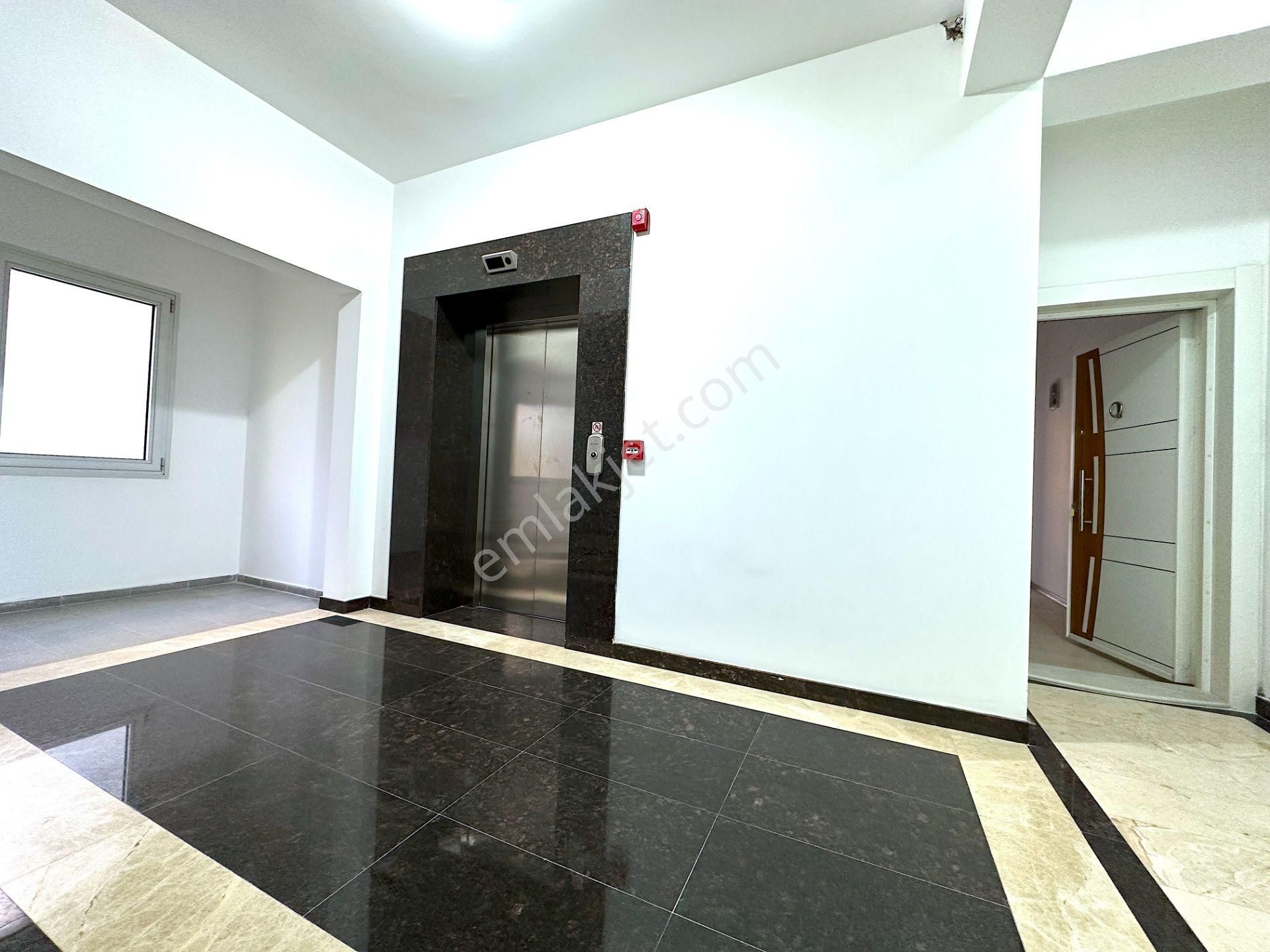 Bayraklı Plazalar Bölgesinde Komple Kiralık 4 Katlı Lüks Plaza - Görsel 20