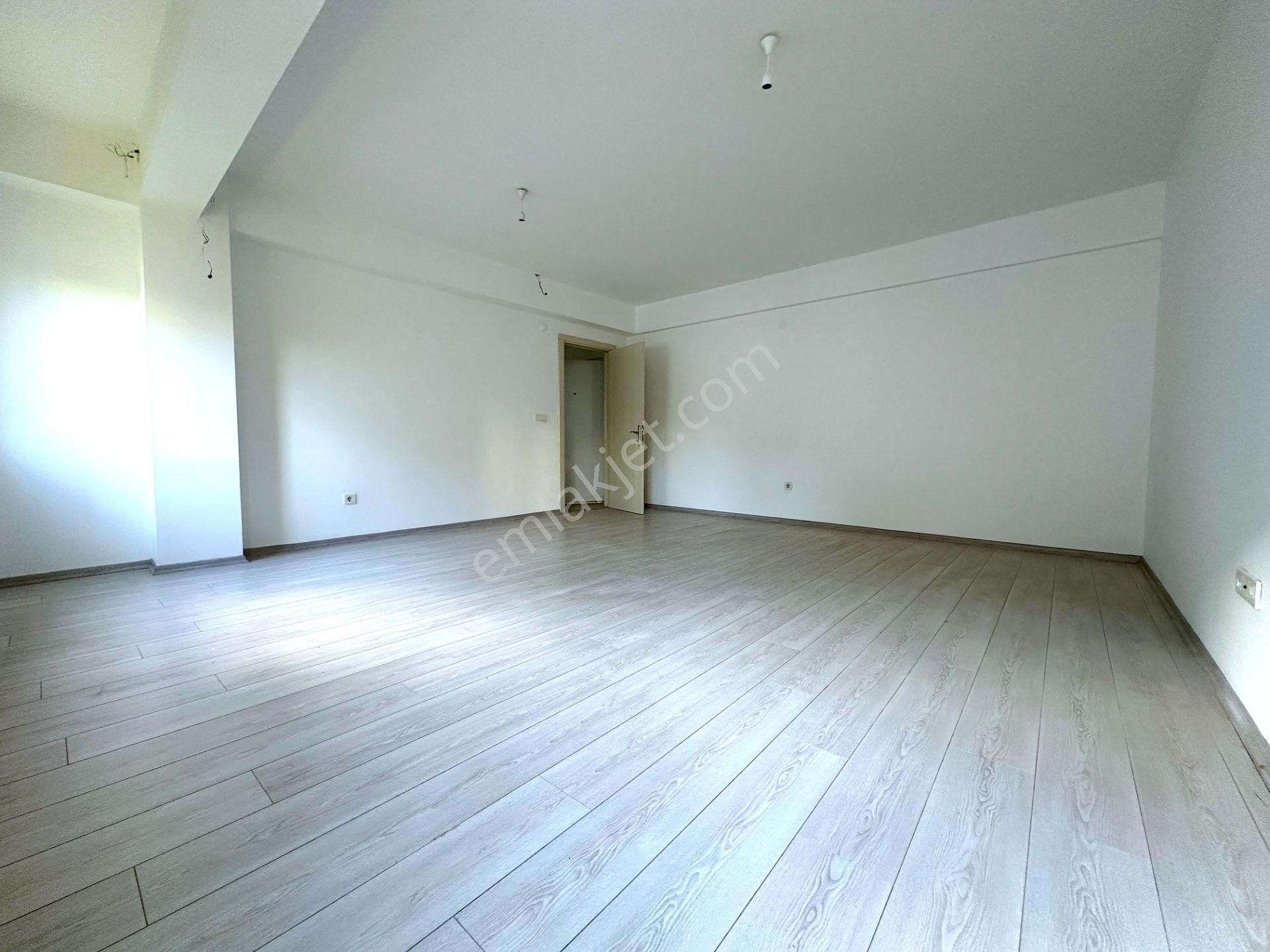 Bayraklı Plazalar Bölgesinde Komple Kiralık 4 Katlı Lüks Plaza - Görsel 24