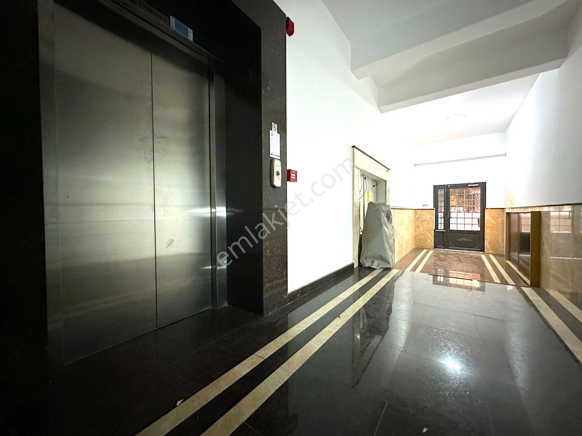 Bayraklı Plazalar Bölgesinde Komple Kiralık 4 Katlı Lüks Plaza - Görsel 12