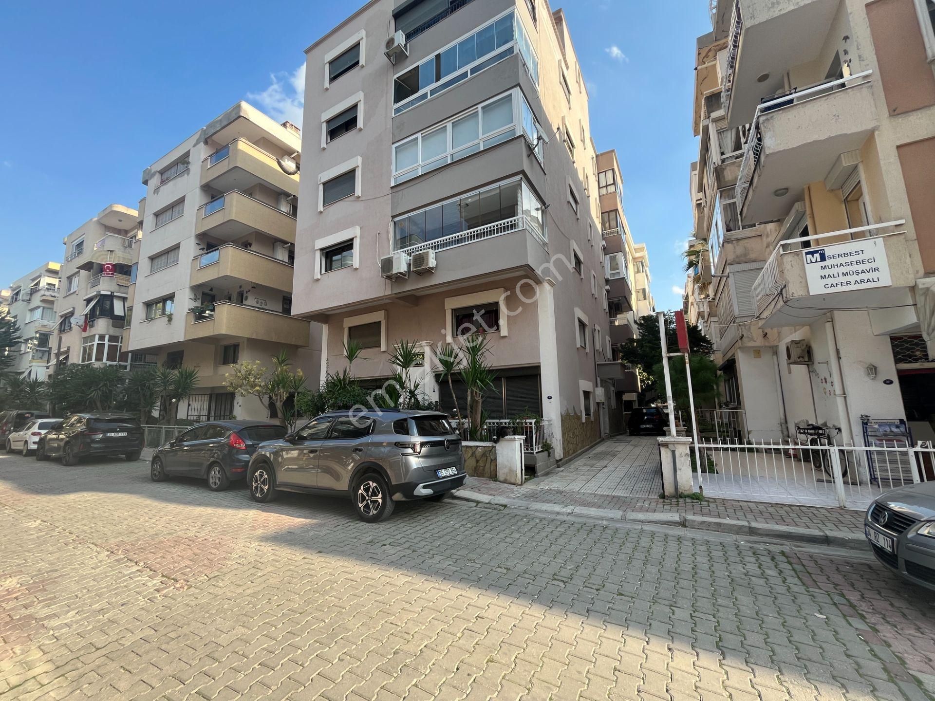 Bostanlı Merkezi Konumda Kiralık 4+1 Geniş Daire