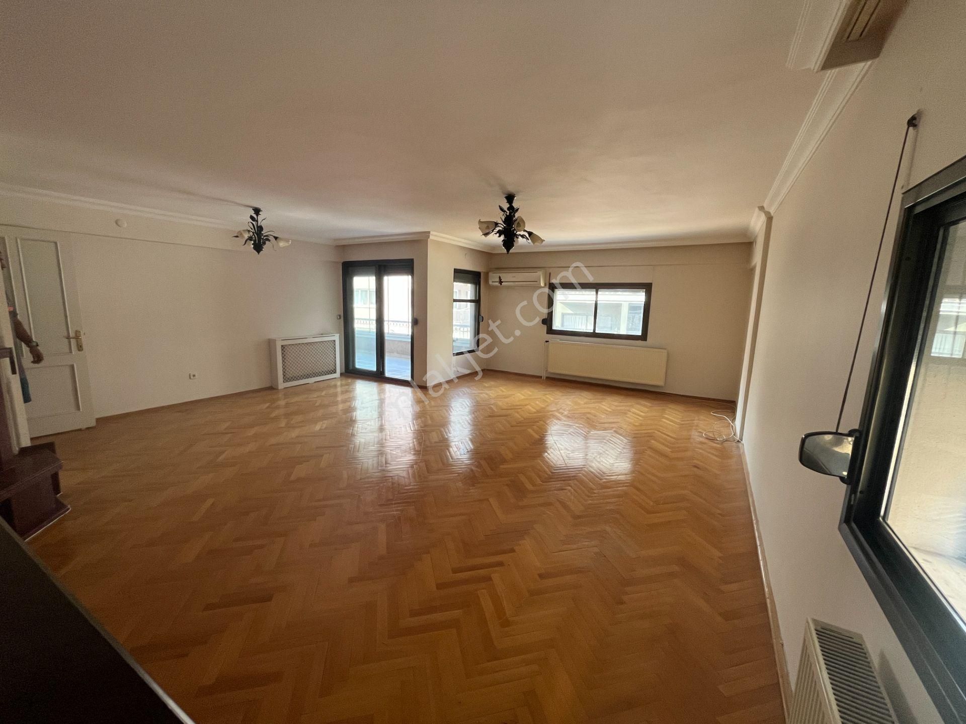 Bostanlı Merkezi Konumda Kiralık 4+1 Geniş Daire - Görsel 4