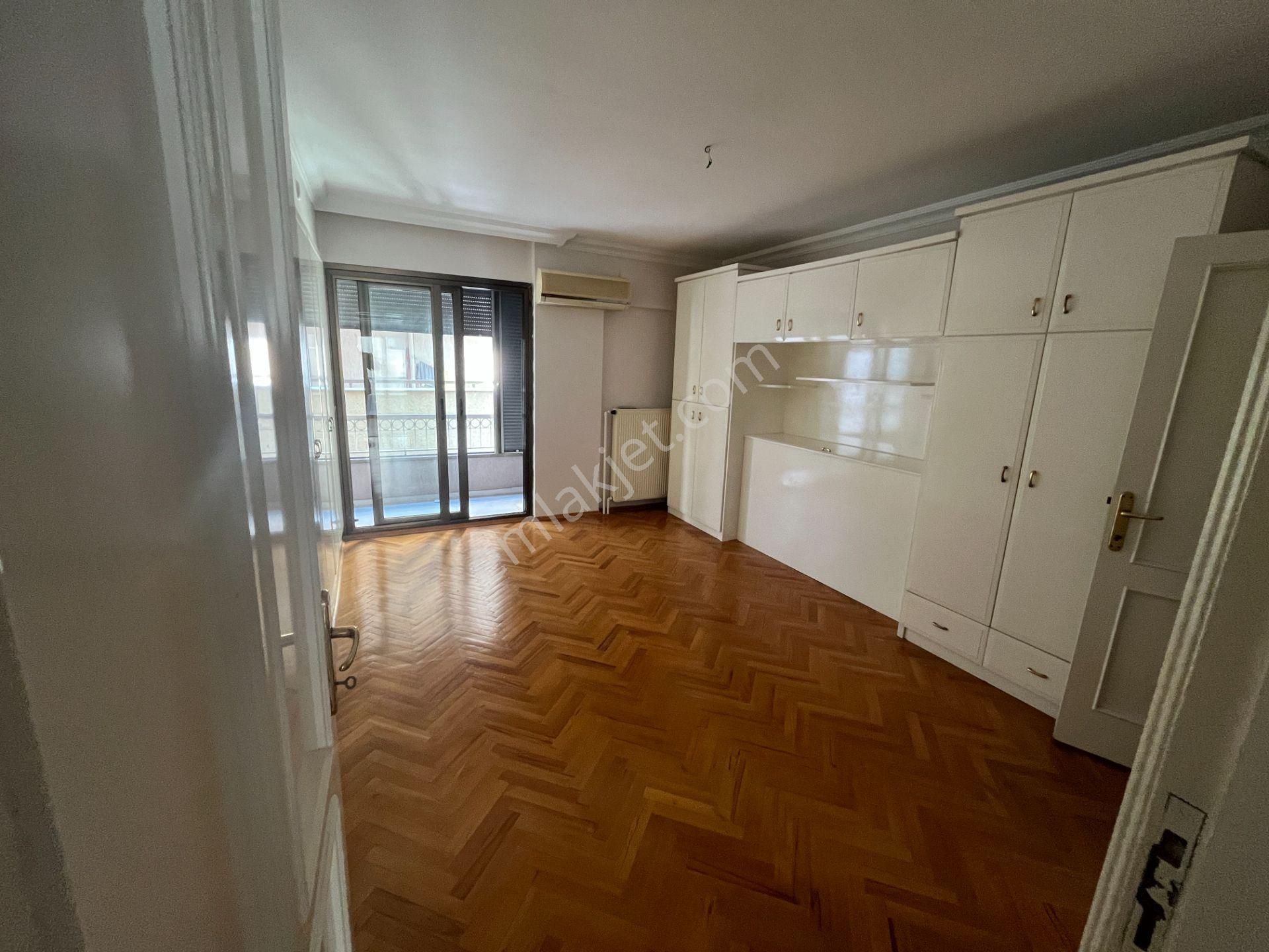 Bostanlı Merkezi Konumda Kiralık 4+1 Geniş Daire - Görsel 15
