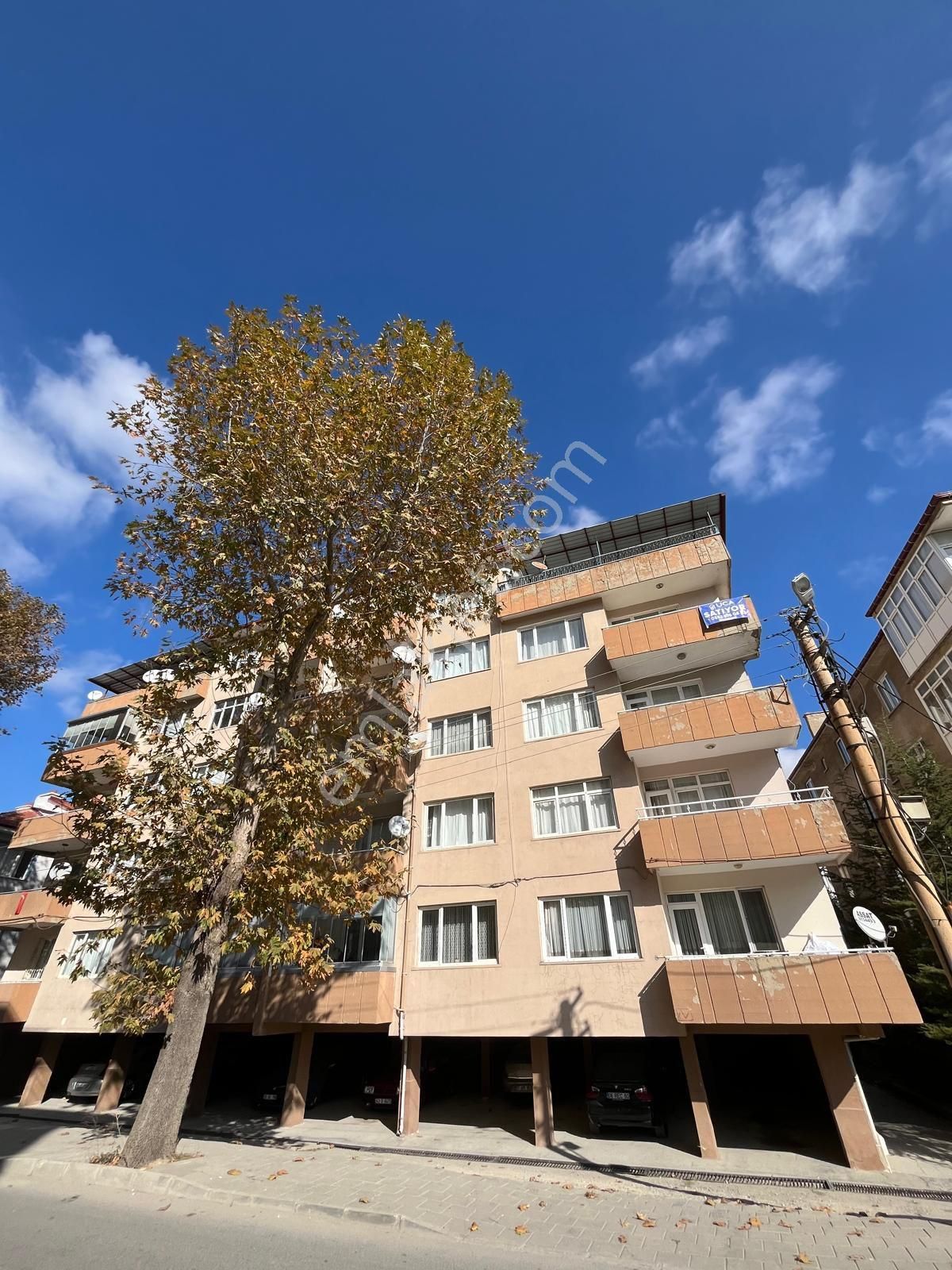 Uca’dan Stadyum Karşısı Merkez De Satılık 3+1 Daire.!