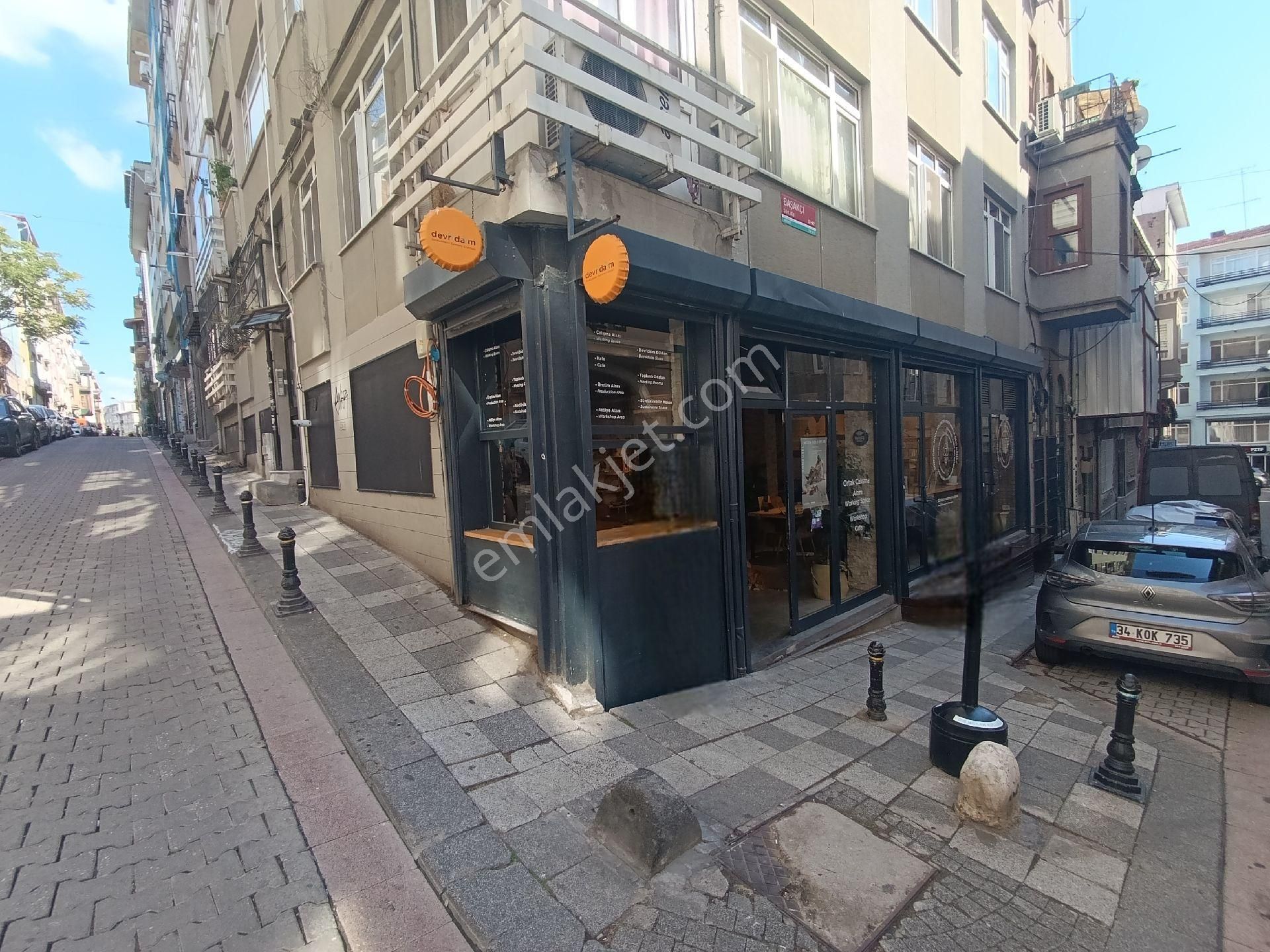 Kadıköy Merkezde Rıhtıma Yakın Köşe Başı Dükkan