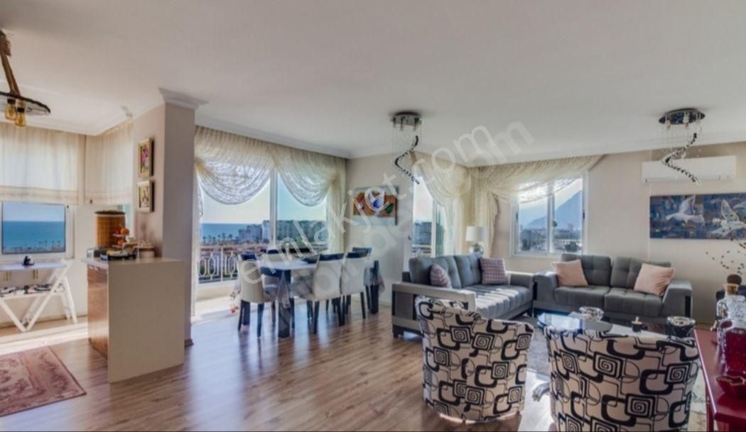 Konyaaltında Denize Sıfır Manzaralı 3+1 Masrafsız Eşyalı Arakat