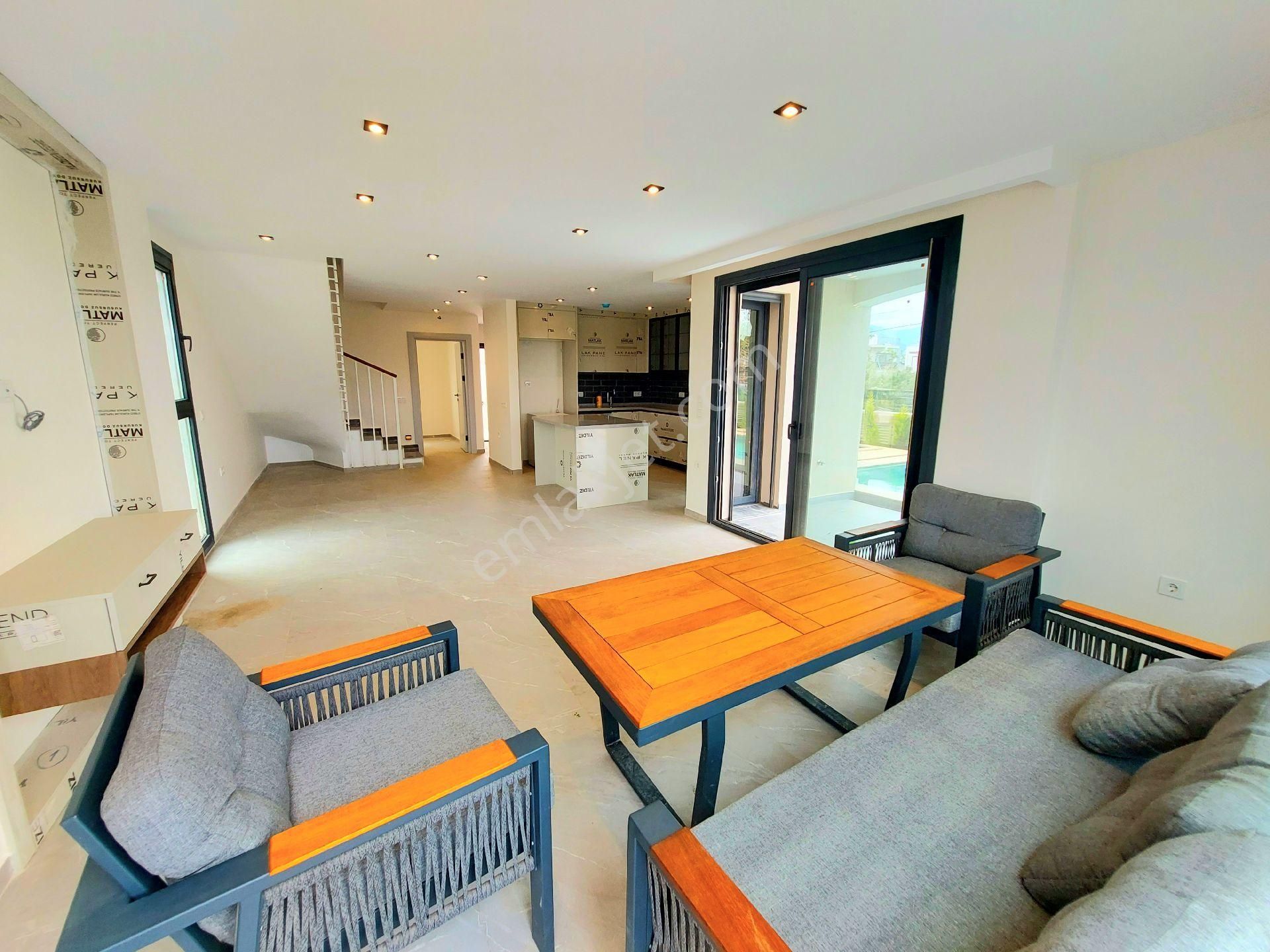 Kuşadasında Özel Havuzlu 4+1 Tek Müstakil Sıfır Villa - Görsel 23