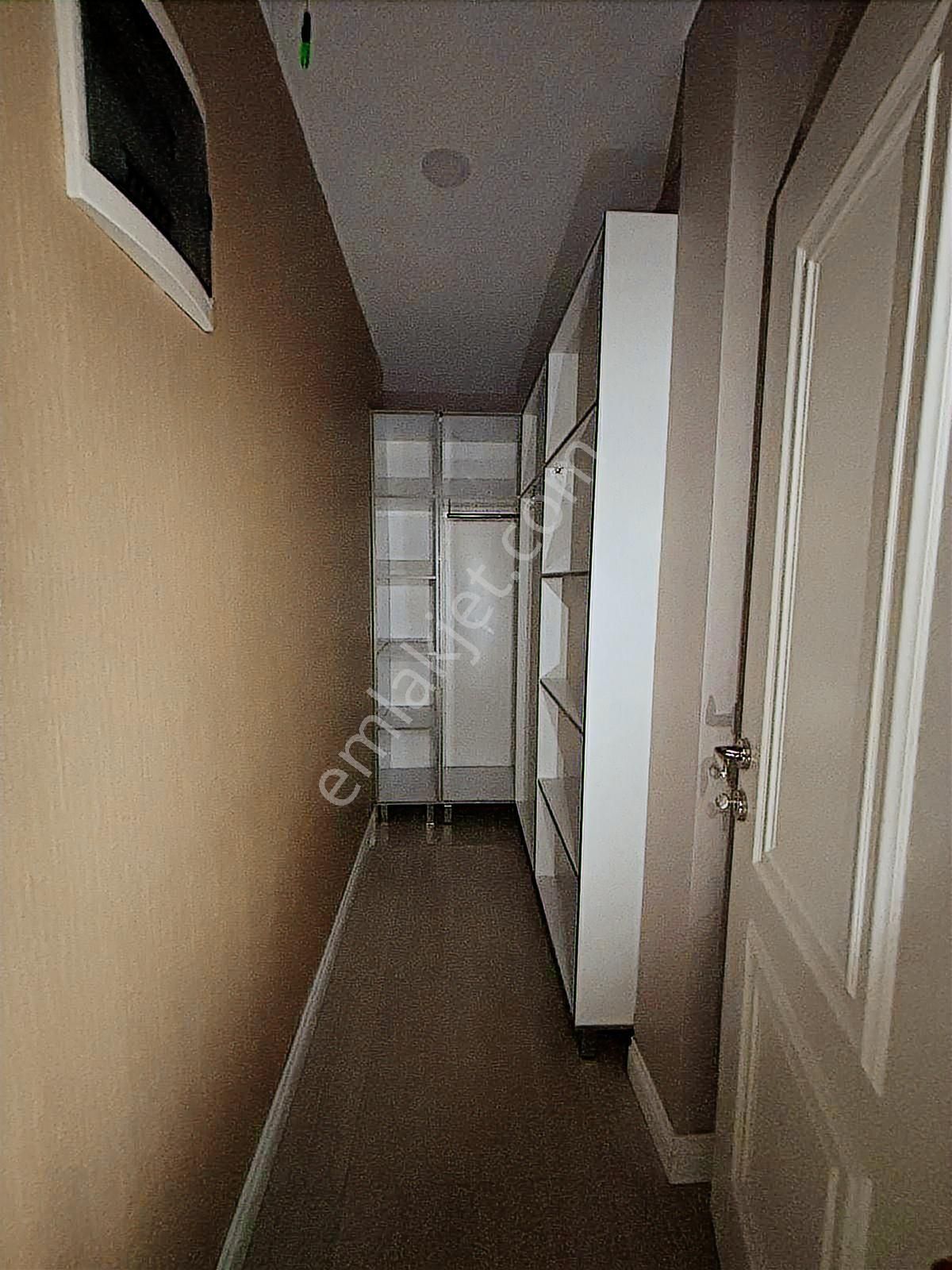 Cumhuriyet Mahallesinde Site İçi Metrobüse Yakın Kıralık 1,5+1 - Görsel 4