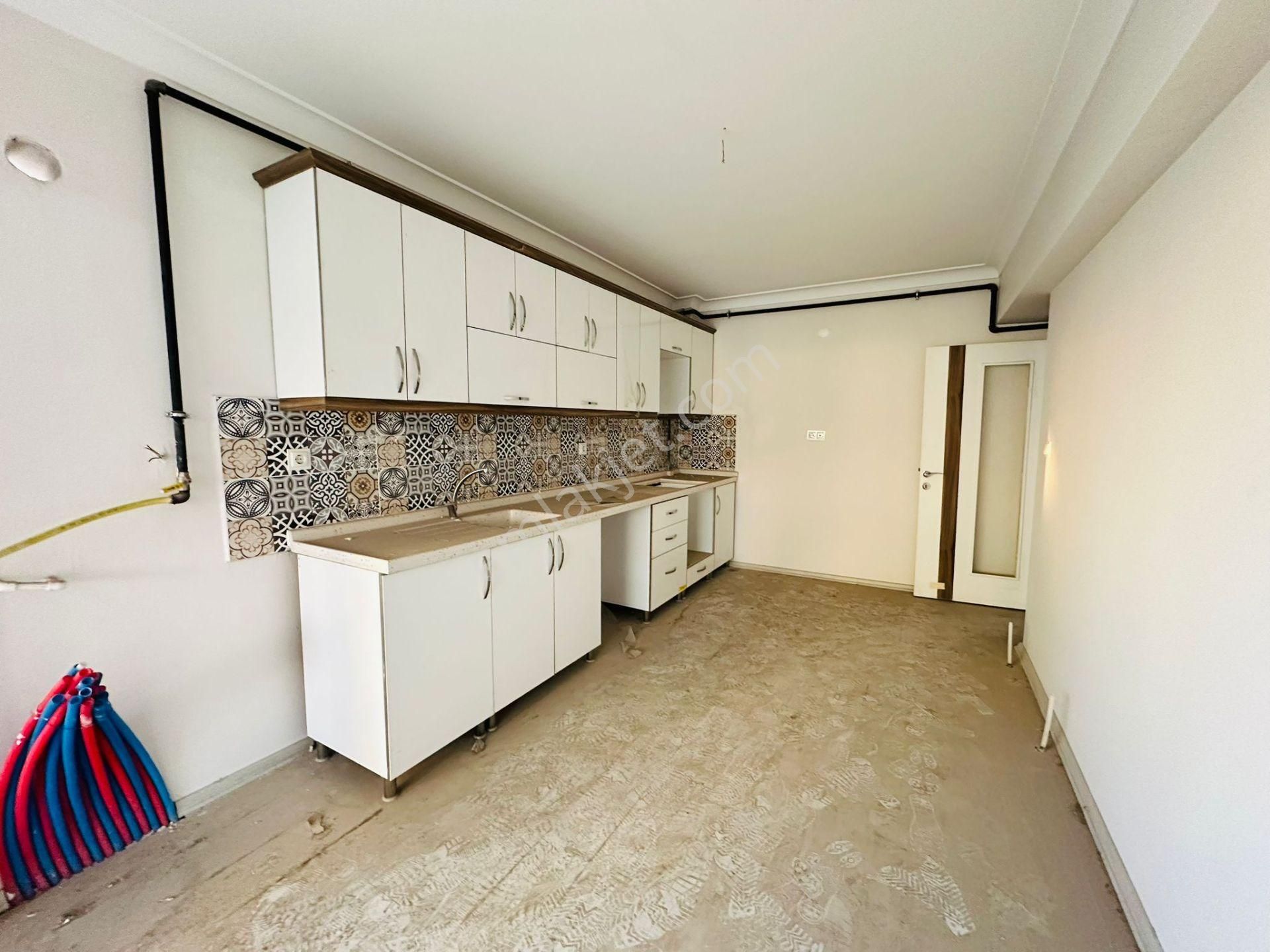 Başpınar Mahallesinde Ebeveyn Banyolu 3+1 Katta Satılık Daire !! - Görsel 2