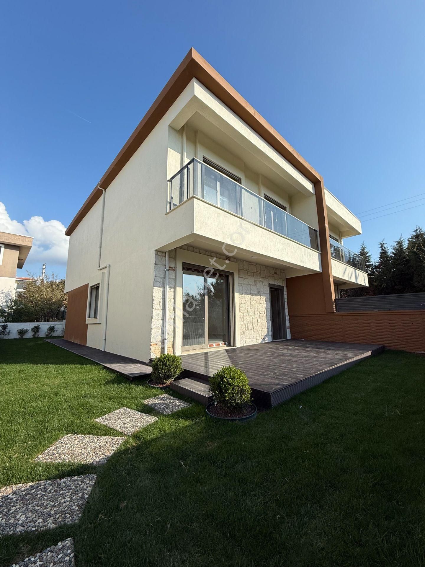 Seferihisar Tepecik’te Butik Site İçerisinde, Peyzajı Hazır Satılık 3+1 Villa - Görsel 2