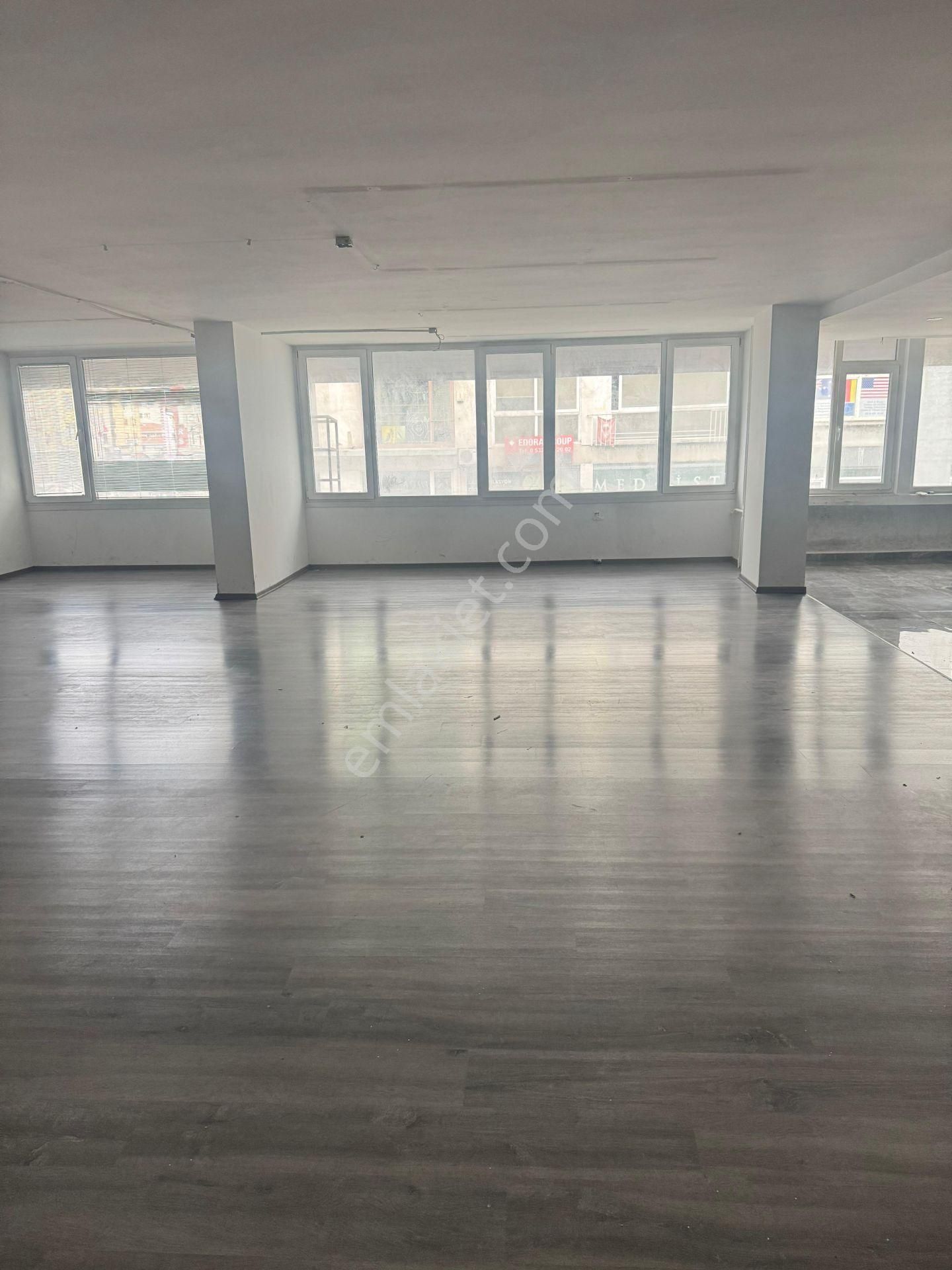 Kadıköy Altıyol Da Kuşdili Caddesinde 350m Net