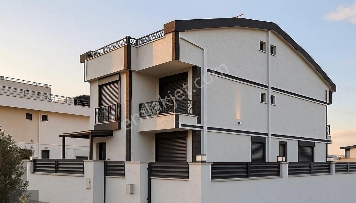 Didim’de Satılık 3+1 Müstakil Bahçeli Müstakil Girişli Ön Cephe Lüks Villa Fırsatı Önü Komple Açık
