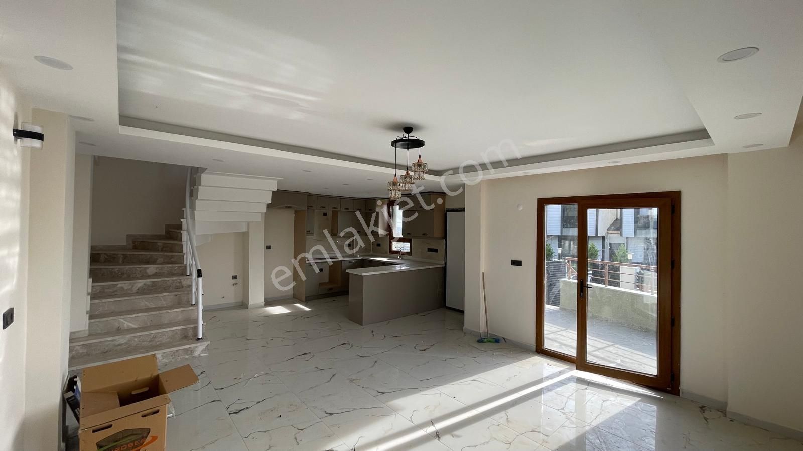 Yeniçiftlik'de Deniz Manzaralı Merkezi Konum 4+1 Lüx Villa - Görsel 25