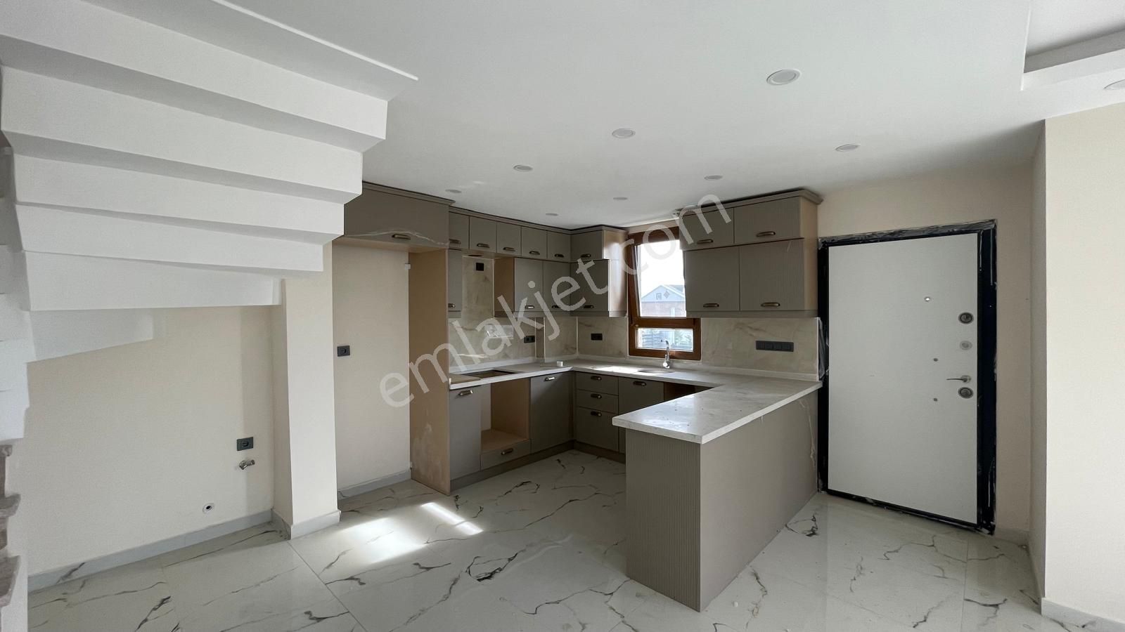 Yeniçiftlik'de Deniz Manzaralı Merkezi Konum 4+1 Lüx Villa - Görsel 26