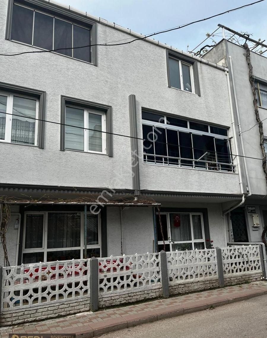 🏡 Real'den 100. Yıl Mahallesi’nde Cuma Pazarı’na Yakın 3 Katlı Müstakil Bina!