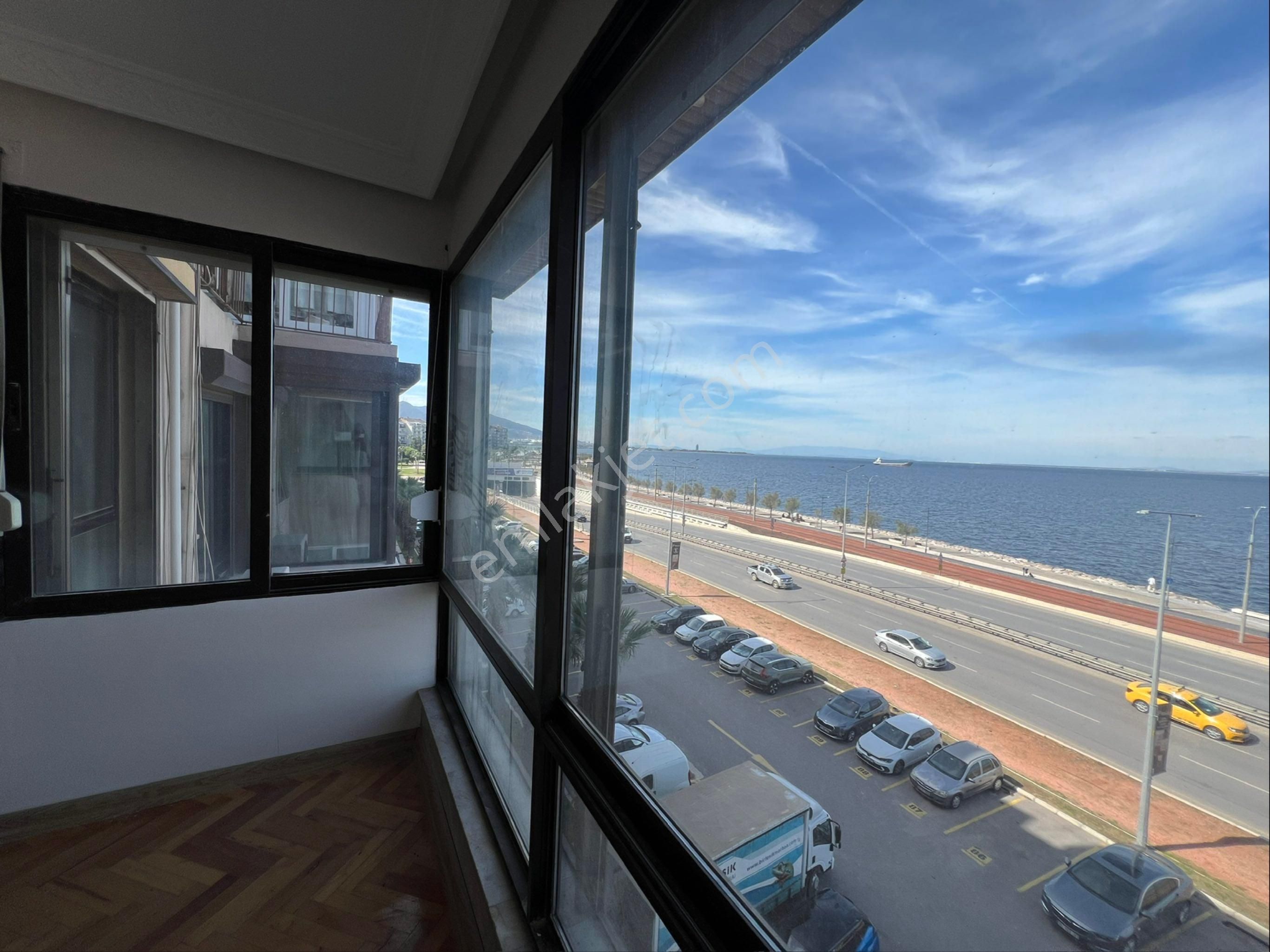 İzmir Konak Küçükyalı'da Asansörlü Ara Kat Çift Cephe 3+1 Yalı Dairesi