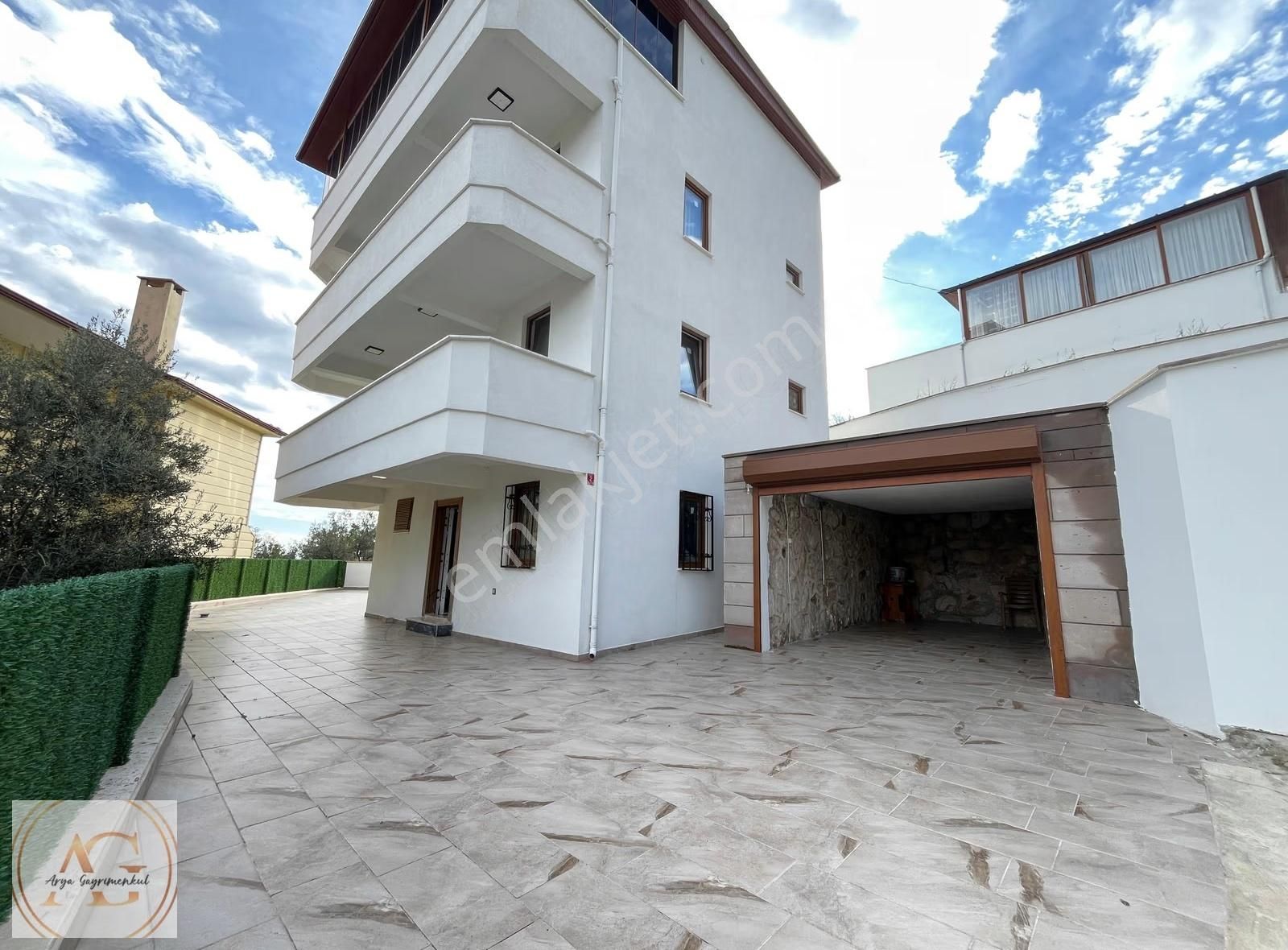 Arya'dan Kazdağların'da Deniz Manzarlı 3+3 Müştemilatlı Villa