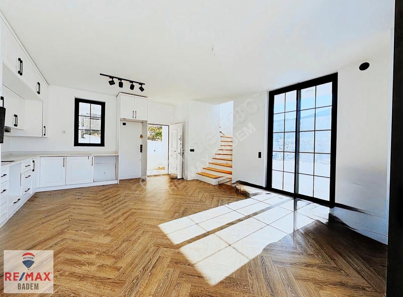 Datça'da Merkezi Konumlu Denize 150m Triplex Havuzlu Villa - Görsel 6