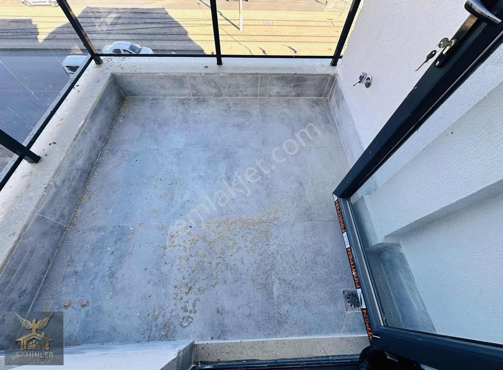 Cadde Üzeri Tramvay'a Cephe Sıfır 1+1 Kiralık Daire !!! - Görsel 3