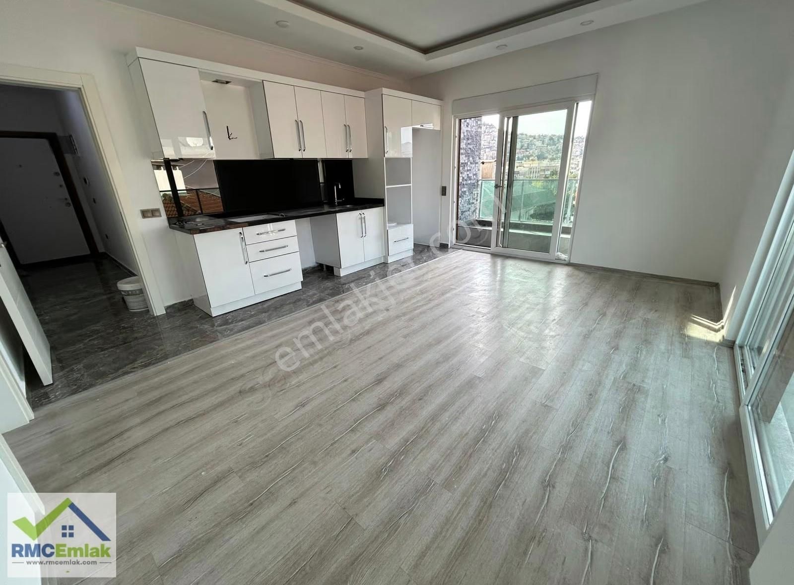 Alanya Şehir Merkezinde 2+1 Kiralık Ofis