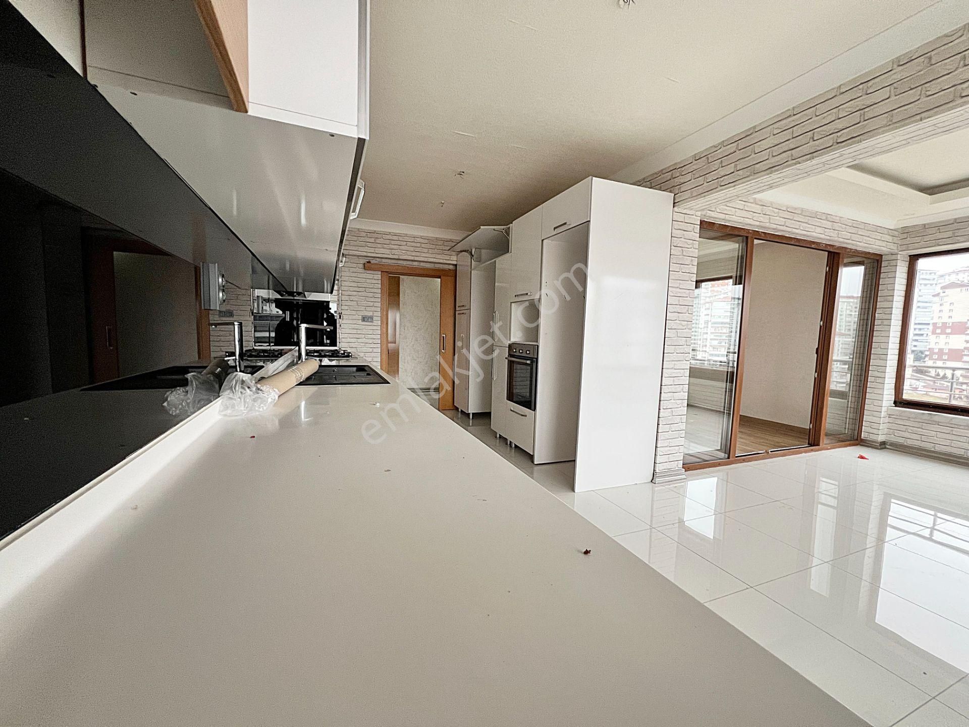 Kayalar Vadi Manzaralı 3 Banyolu Site İçinde Satlık 4+1 Daire