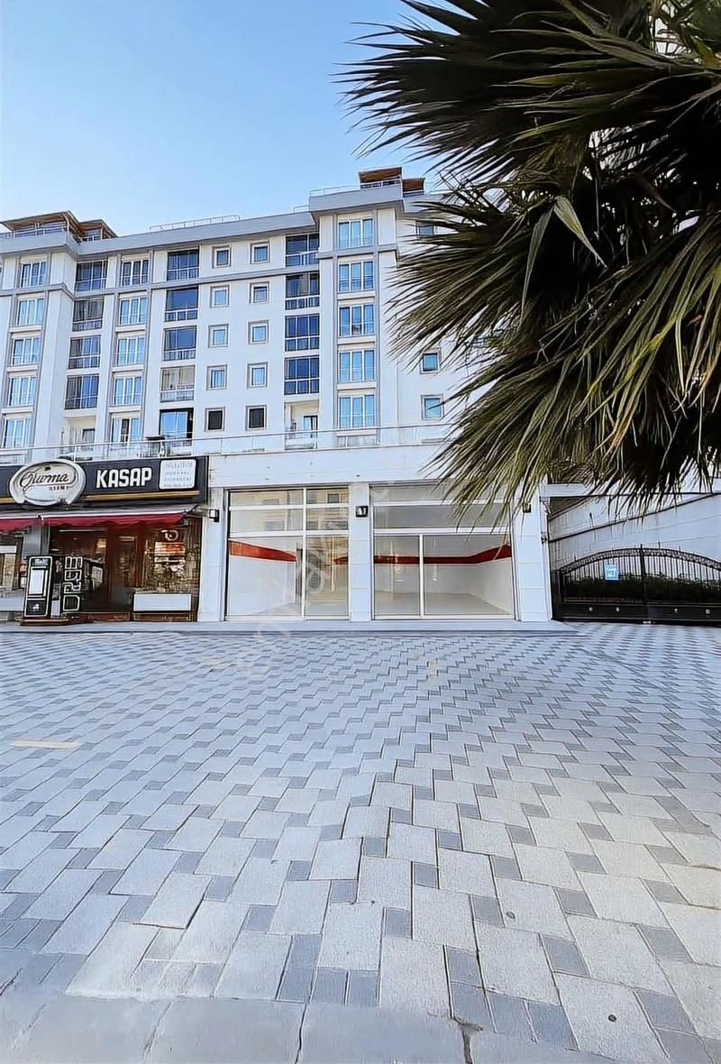 Adnan Kahveci'de Bulvar Üstünde 220m2 Düz Giriş Dükkan