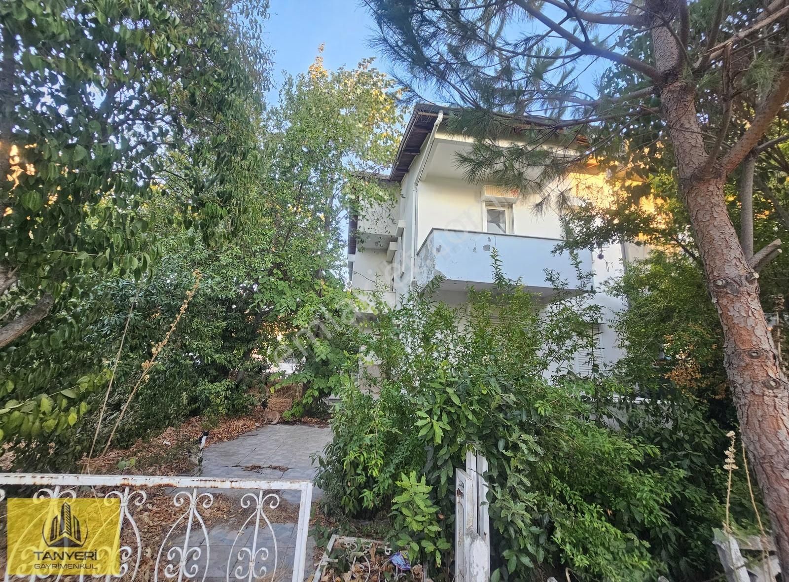 Dardanosta Satılık Yanyana İki Arsa Ve Tadilat Gereken Villa