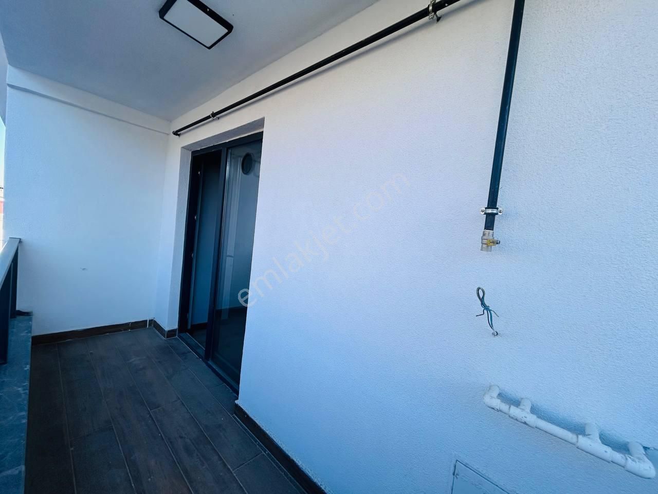 Kurupelitte Tramvaya Sahile Yakın İskanlı Binada Satılık 1+1 - Görsel 8