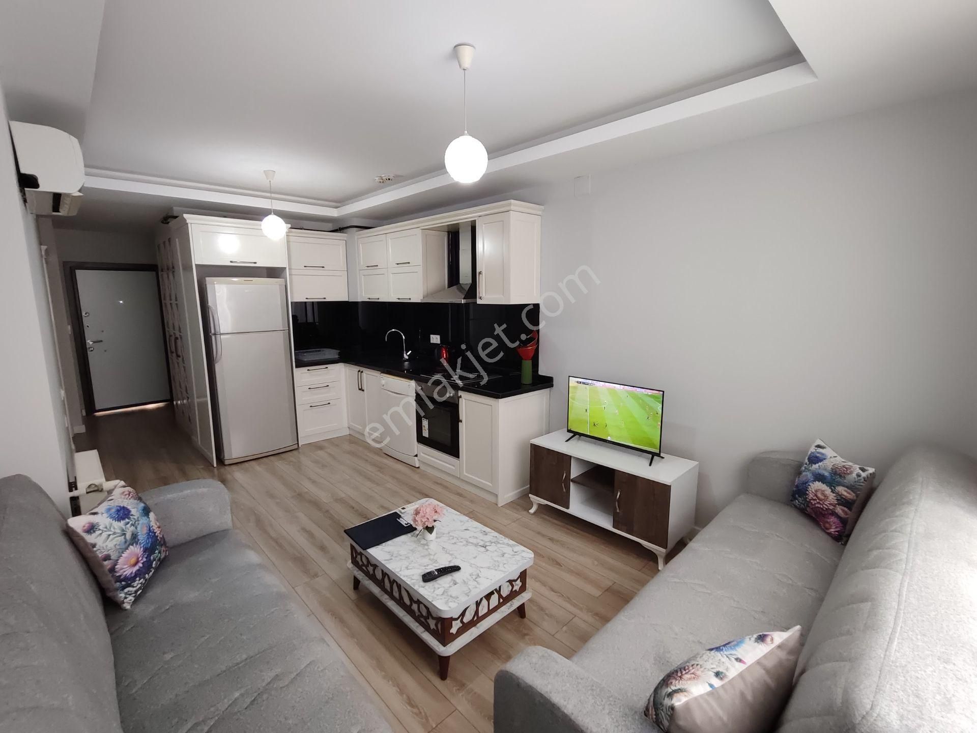 Üni. Caddesi/sosyal Alanlı Site İçerisinde Full Eşyalı 1+1 Daire