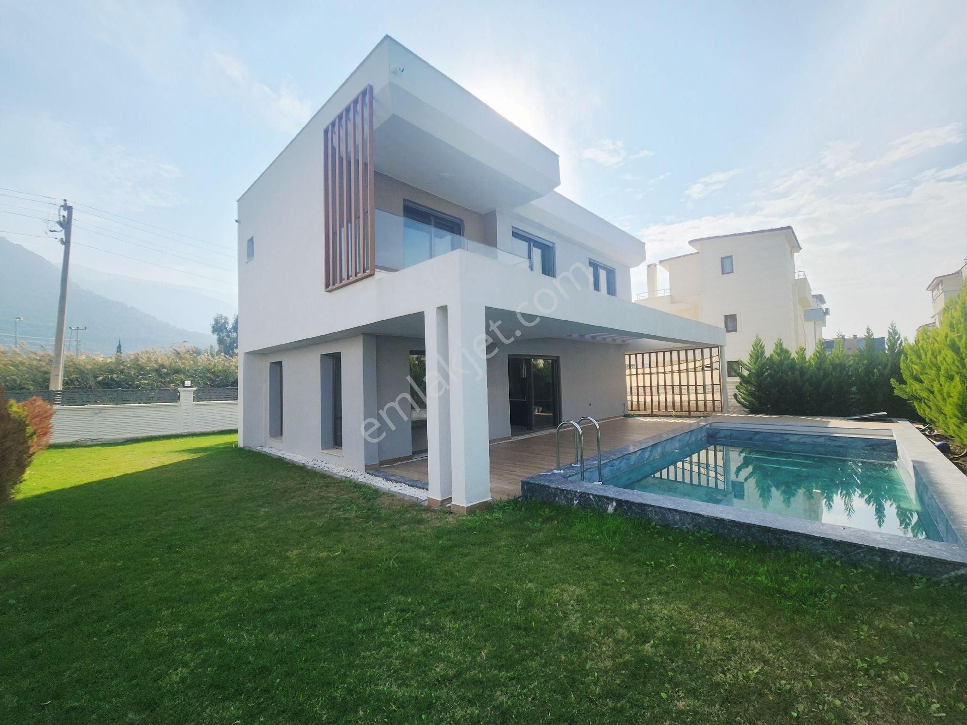 Güzelçamlı Plajına Cok Yakın Satılık Harıka Villa Köşe Konum