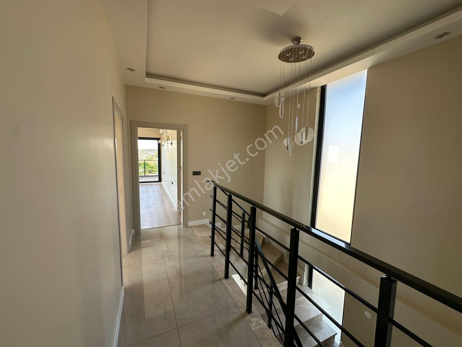 Yeniçiftlik'de Ultra Lüks Havuzlu Yerden Isıtmalı İskanlı 4+1 Villa - Görsel 11