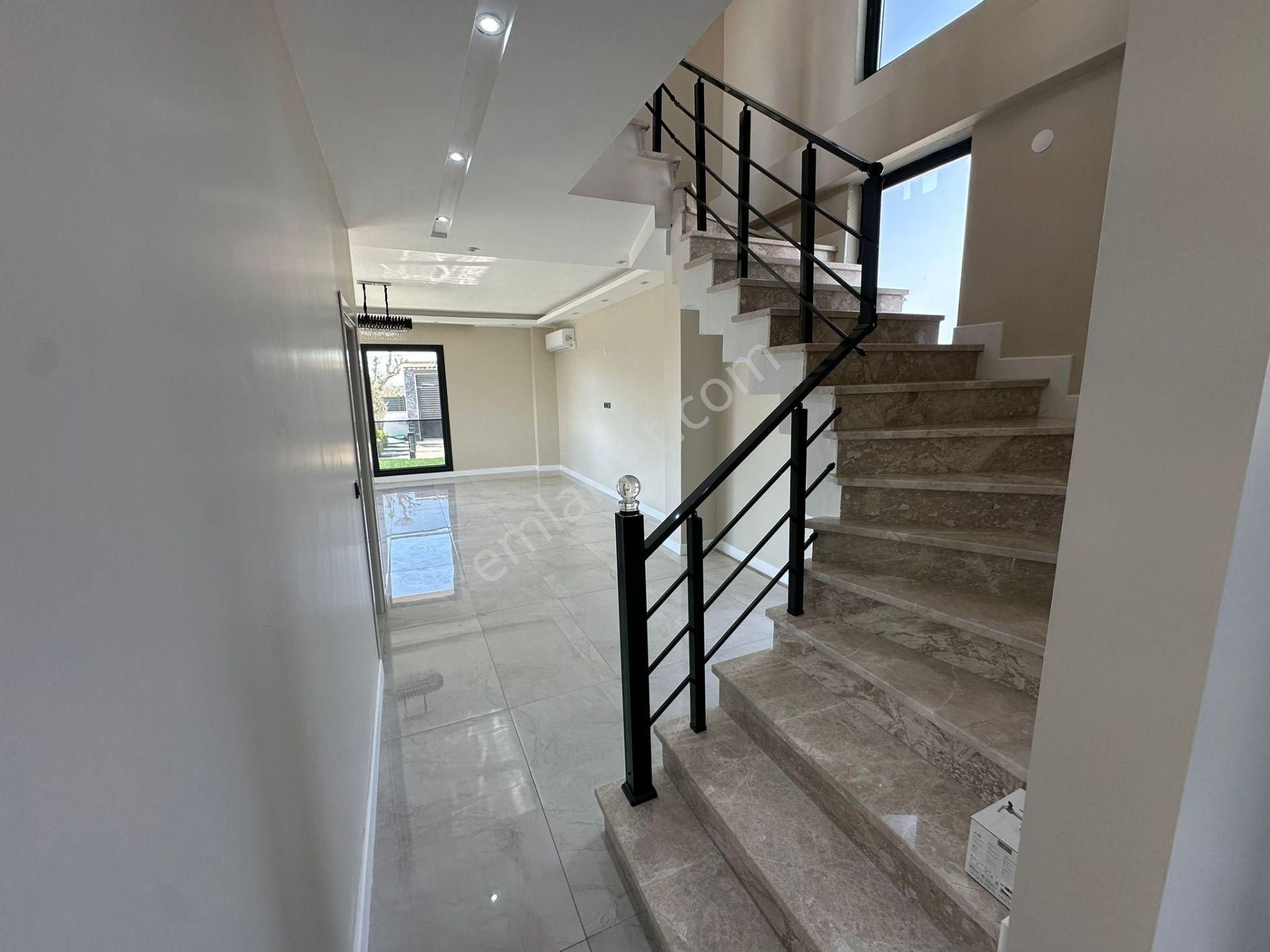 Yeniçiftlik'de Ultra Lüks Havuzlu Yerden Isıtmalı İskanlı 4+1 Villa - Görsel 21