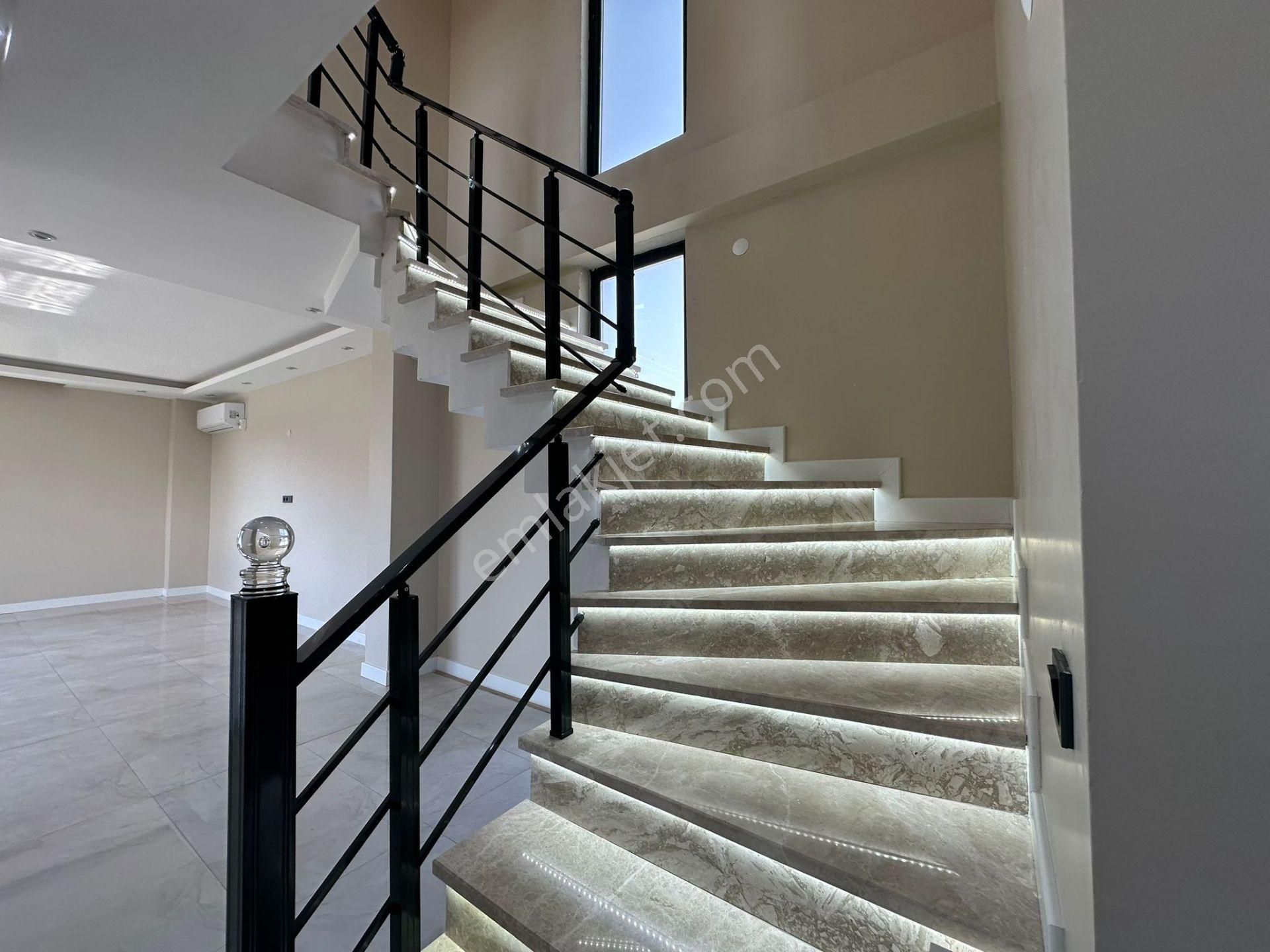 Yeniçiftlik'de Ultra Lüks Havuzlu Yerden Isıtmalı İskanlı 4+1 Villa - Görsel 16