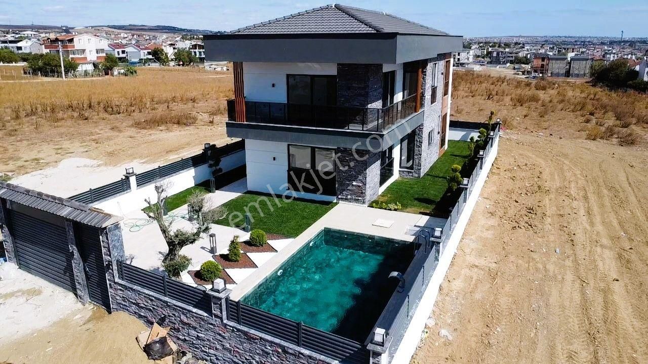Yeniçiftlik'de Ultra Lüks Havuzlu Yerden Isıtmalı İskanlı 4+1 Villa