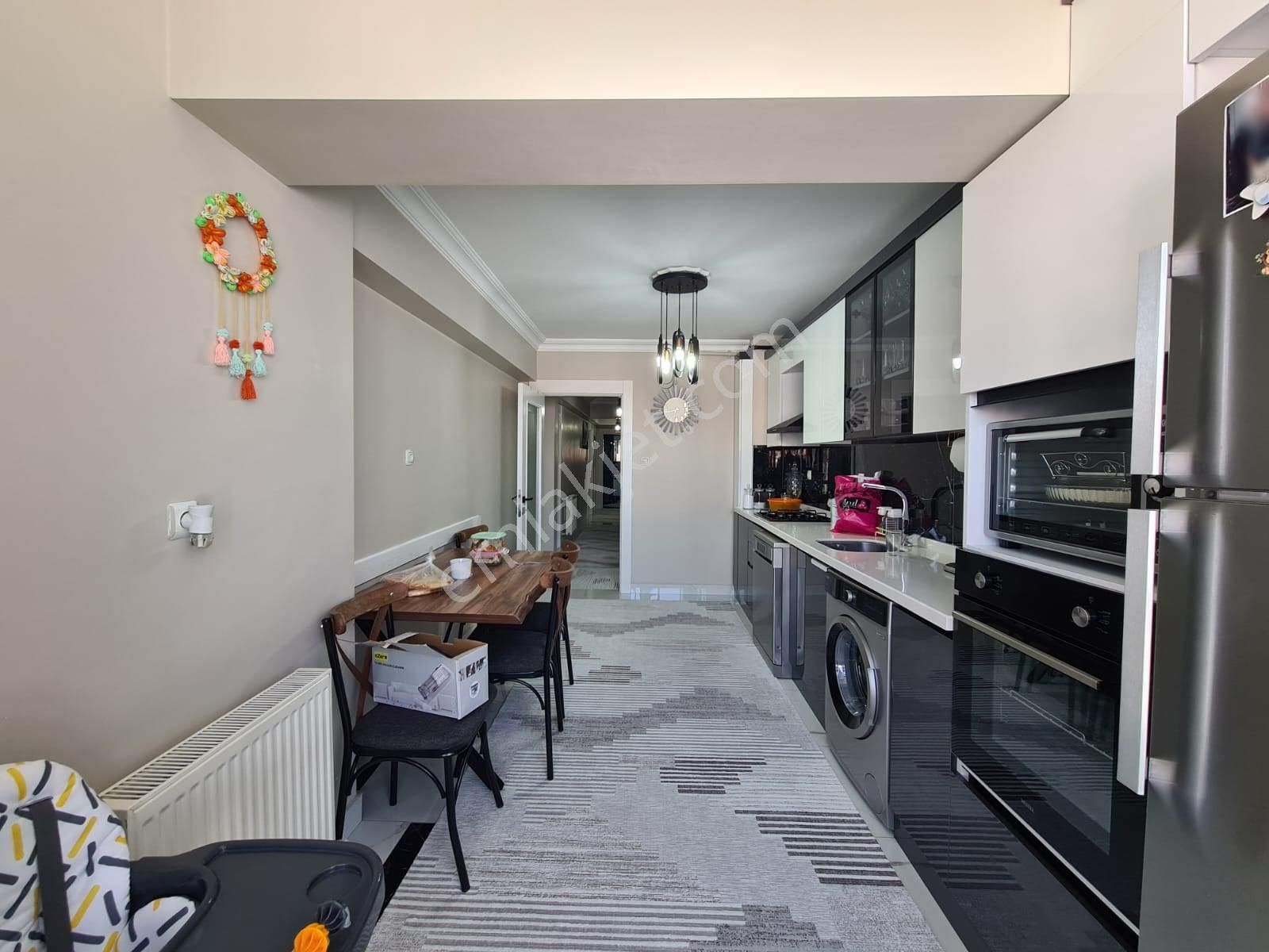 Sancaktepe Göbekte Full Yapılı Geniş Mutfak Ön Cephe Ferah 3+1 - Görsel 8