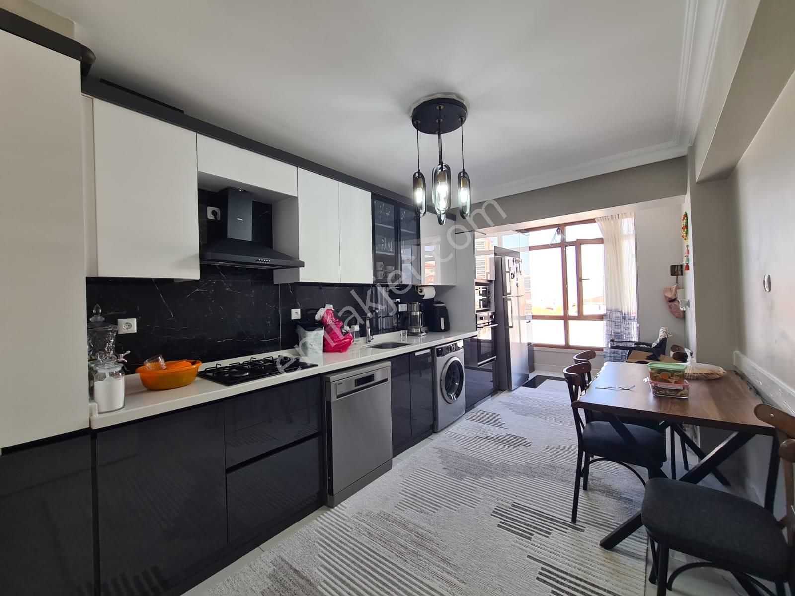 Sancaktepe Göbekte Full Yapılı Geniş Mutfak Ön Cephe Ferah 3+1 - Görsel 7