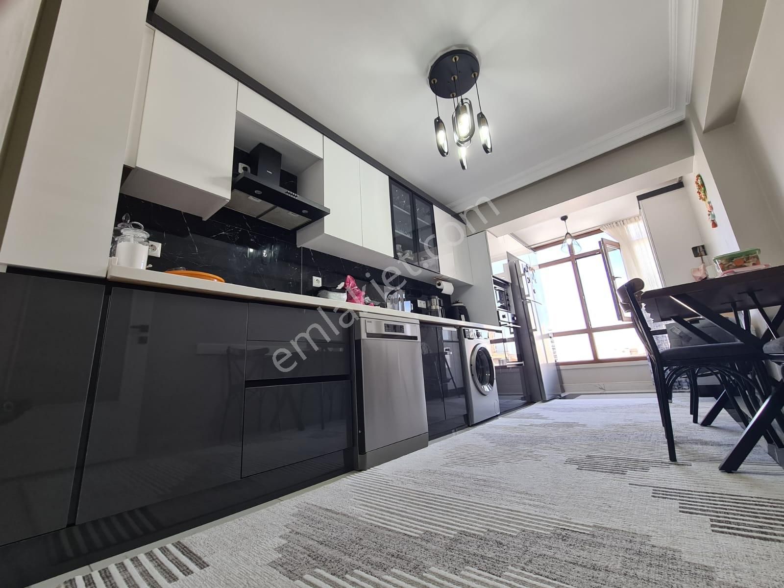 Sancaktepe Göbekte Full Yapılı Geniş Mutfak Ön Cephe Ferah 3+1 - Görsel 2